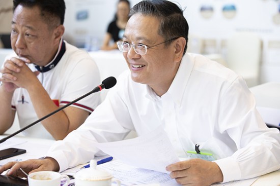 深圳上市公司協會執行副會長兼秘書長黃鐵軍主持會議