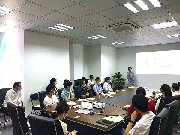 直線管理咨詢為安捷麗定制高端商務禮儀培訓